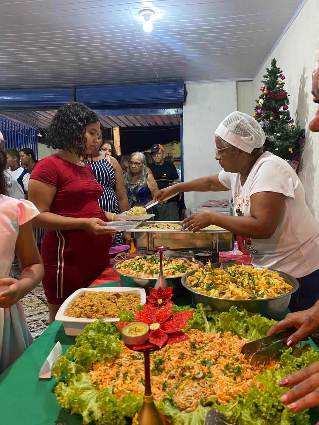 Voluntárias servindo a Ceia Solidária