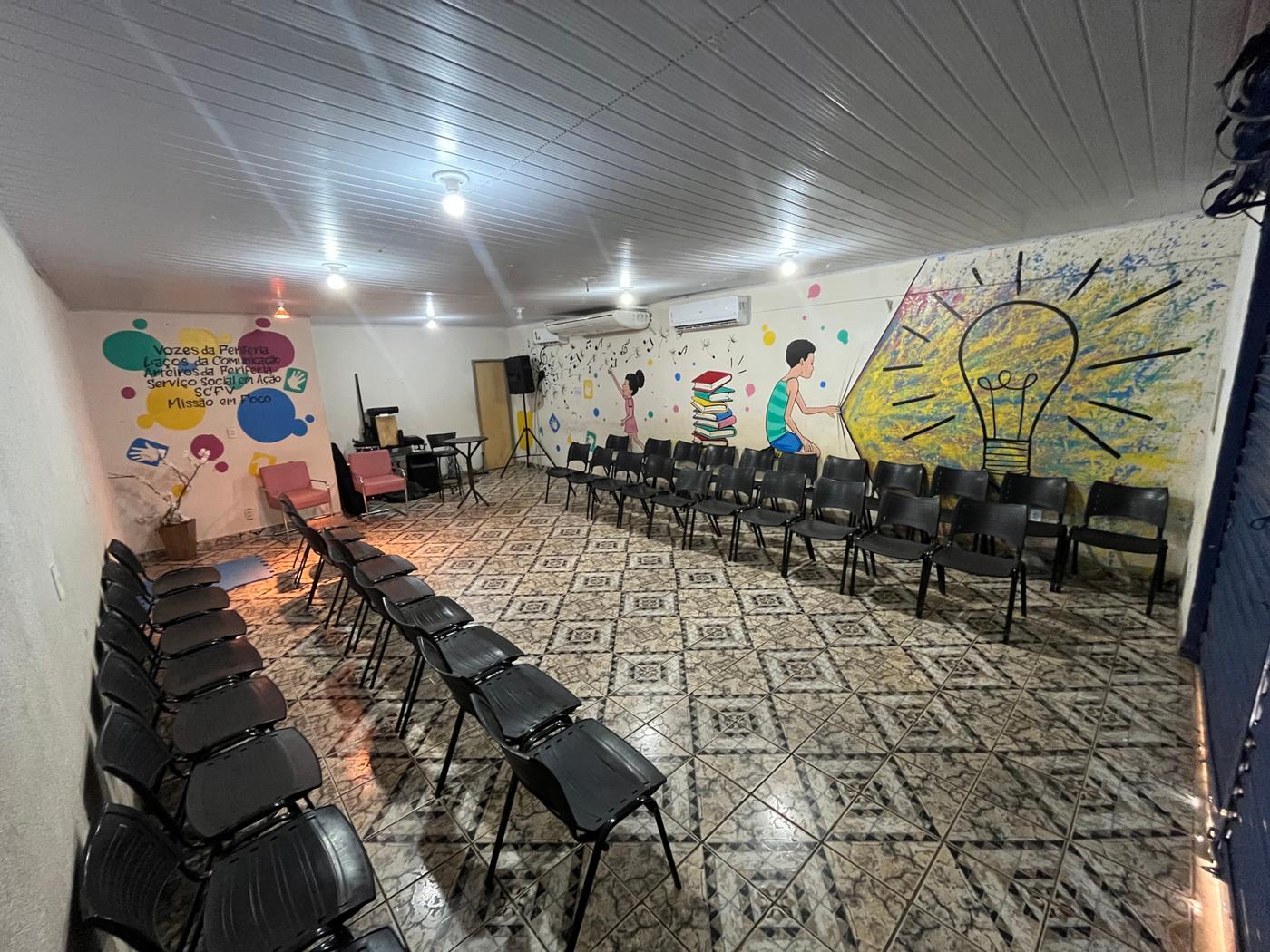 Sala multiuso do Instituto com paredes pintadas