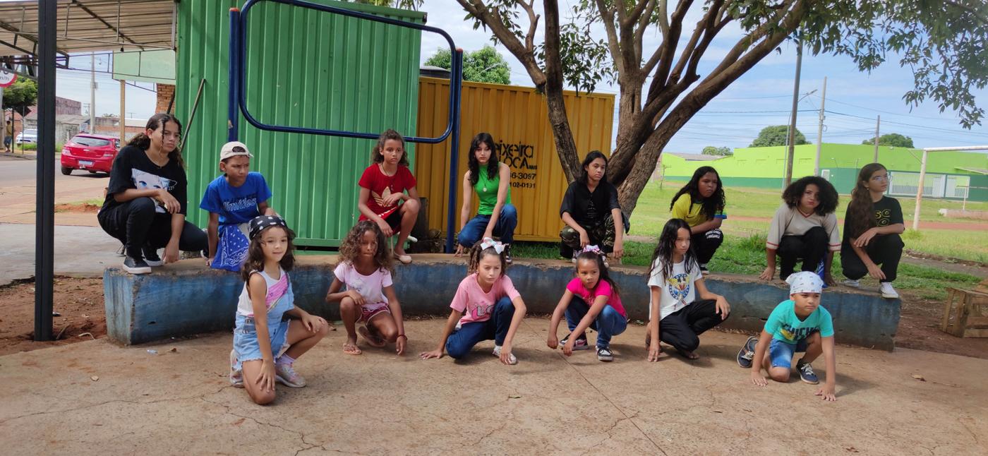 Grupo de dança Quilombarte ao ar livre