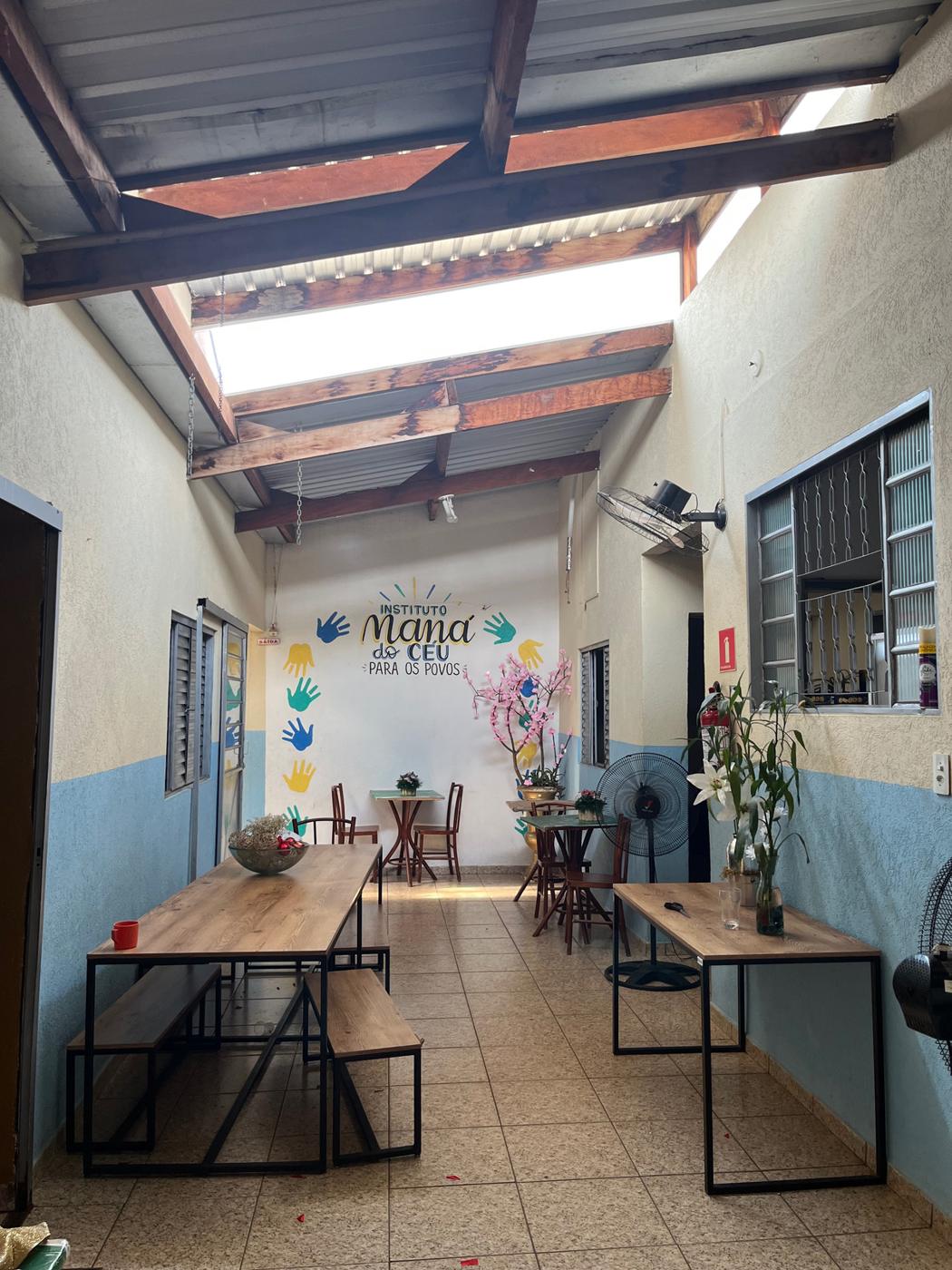 Refeitório da sede com mesas de madeira