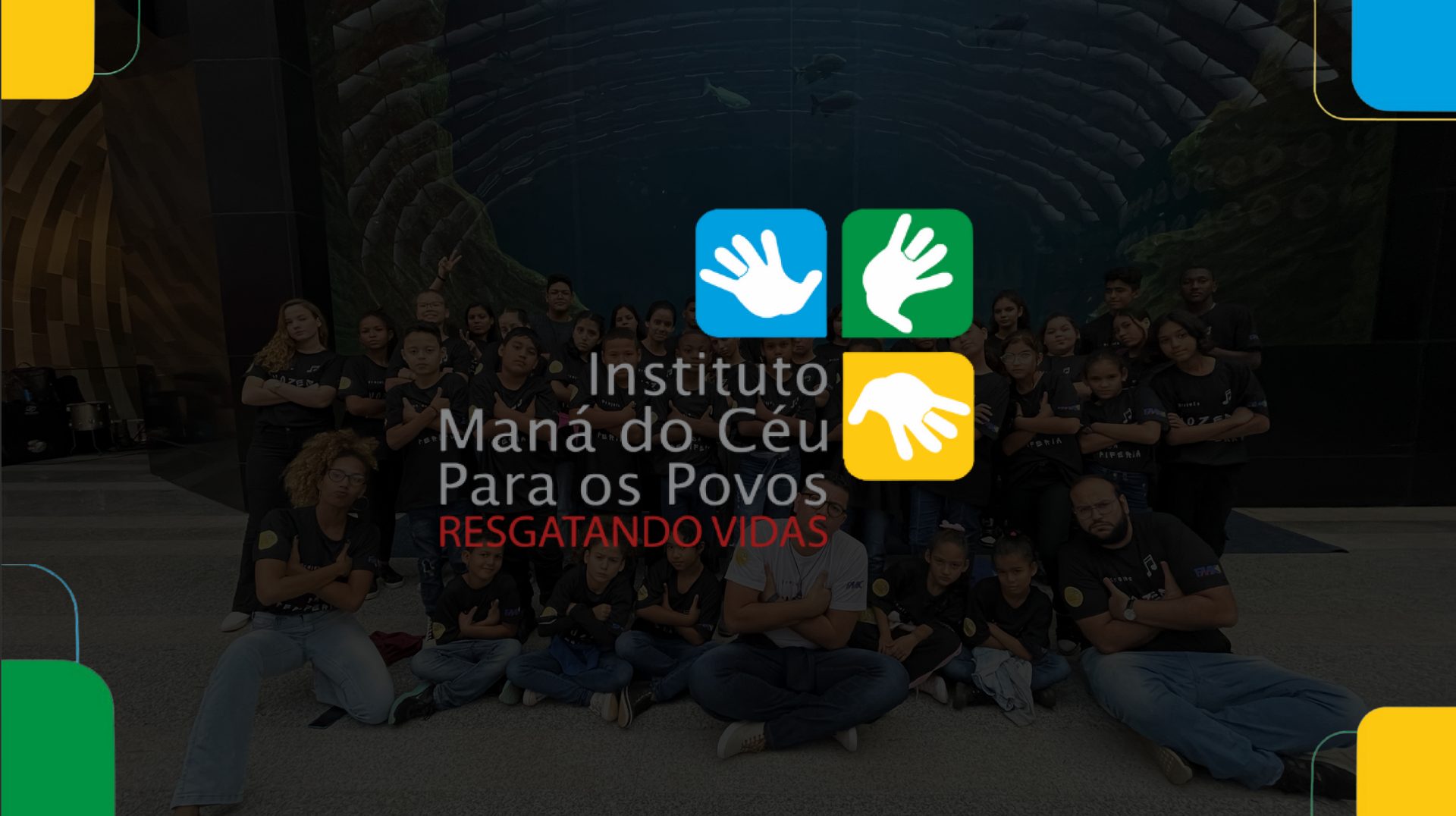 Logo do Instituto Maná do Céu sobre foto do coral Vozes da Periferia